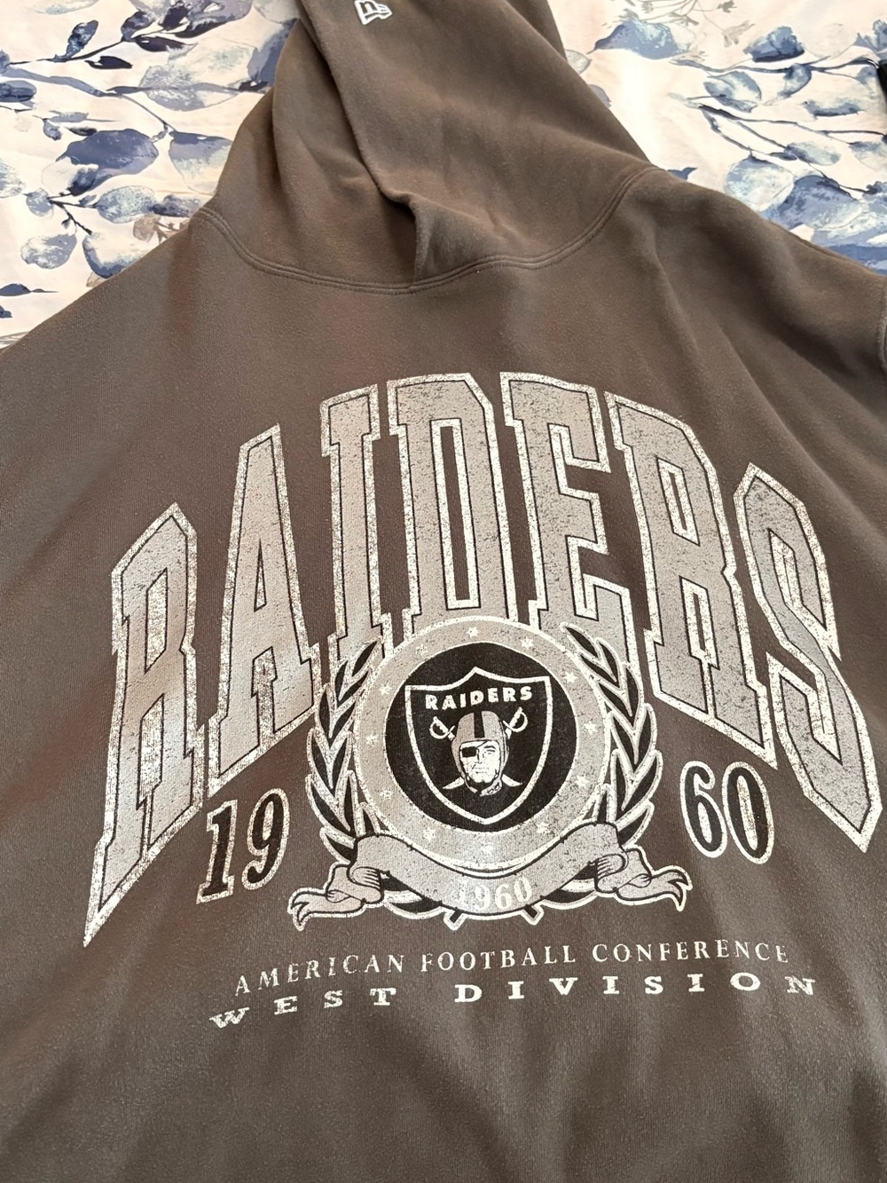 New Era Raiders Brown Hoodie with White Graphic - Picture 3 of 4
